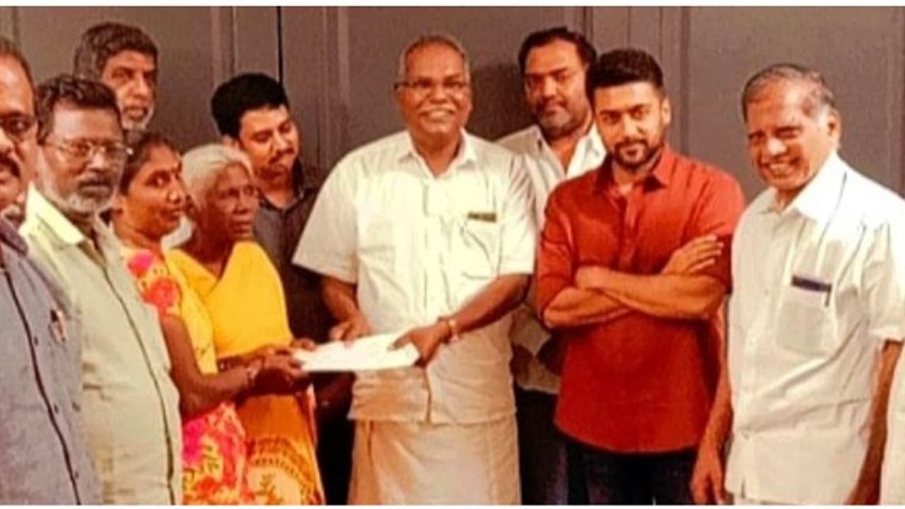 ஓயாத சர்ச்சைக்கு இடையே ரியல் Jai Bhim பார்வதியுடன் சந்திப்பு... ரூ.15 லட்சம் நிதி உதவி வழங்கினார் சூர்யா.! ஓயாத சர்ச்சைக்கு இடையே ரியல் Jai Bhim பார்வதியுடன் சந்திப்பு... ரூ.15 லட்சம் நிதி உதவி வழங்கினார் சூர்யா.!