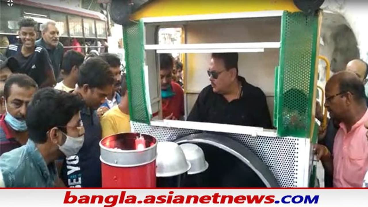 Madan mitra জামিন পেয়ে খোশমেজাজে মদন, নাতিকে নিয়ে কলকাতার রাস্তাতেই চাপলেন টয় ট্রেন Madan mitra জামিন পেয়ে খোশমেজাজে মদন, নাতিকে নিয়ে কলকাতার রাস্তাতেই চাপলেন টয় ট্রেন
