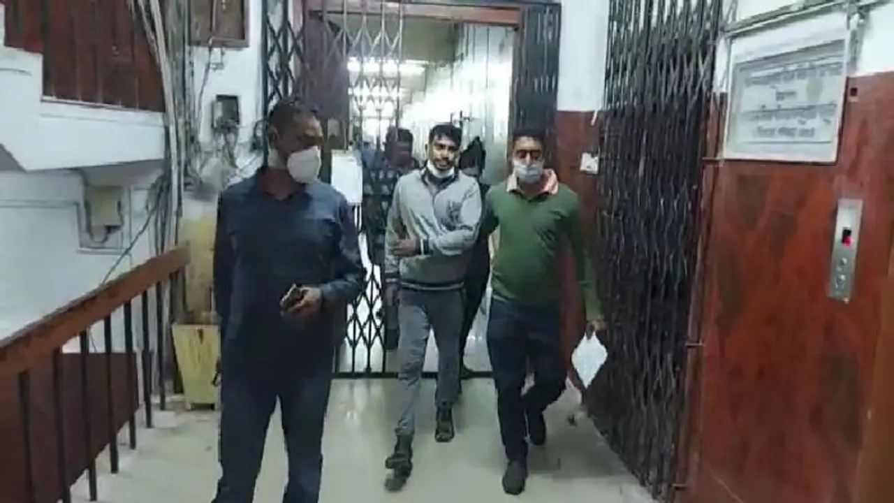 Fraud Police যোগীর রাজ্যের ভুয়ো পুলিশ গ্রেফতার সল্টলেকে, যেতে হল শ্রীঘরে Fraud Police যোগীর রাজ্যের ভুয়ো পুলিশ গ্রেফতার সল্টলেকে, যেতে হল শ্রীঘরে