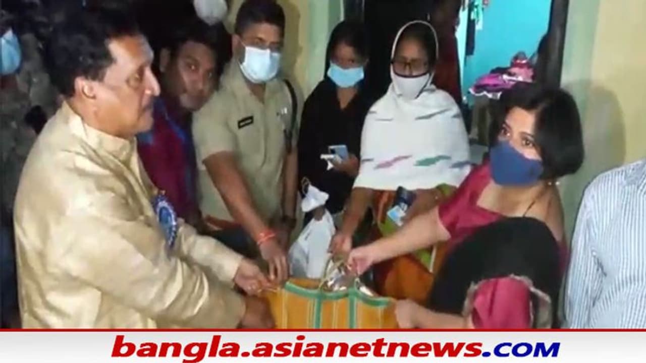 Duyare ration – উদ্বোধন করলেন মুখ্যমন্ত্রী, হেঁটে গ্রাহকের বাড়িতে রেশন পৌঁছে দিলেন খোদ জেলা শাসক Duyare ration – উদ্বোধন করলেন মুখ্যমন্ত্রী, হেঁটে গ্রাহকের বাড়িতে রেশন পৌঁছে দিলেন খোদ জেলা শাসক