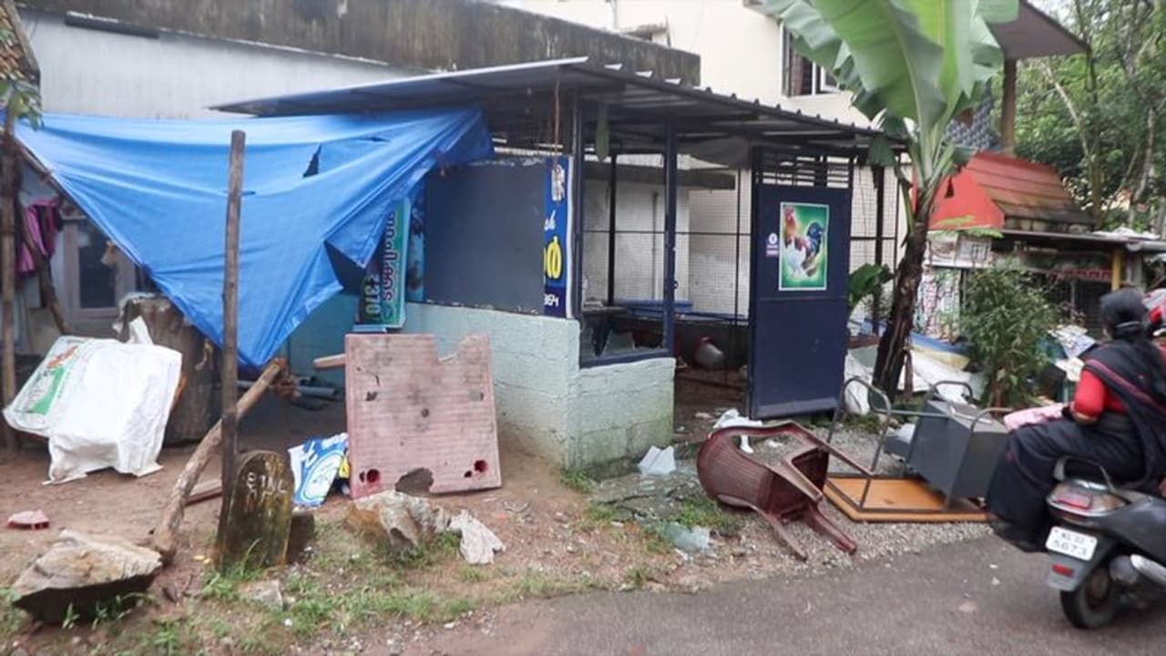 കഴക്കൂട്ടത്ത് ഗുണ്ടാ ആക്രമണം: വീടും വാഹനങ്ങളും തകർത്തു, വീട്ടമ്മയുടെ കഴുത്തിൽ വാള്‍ വച്ച് ഭീഷണി