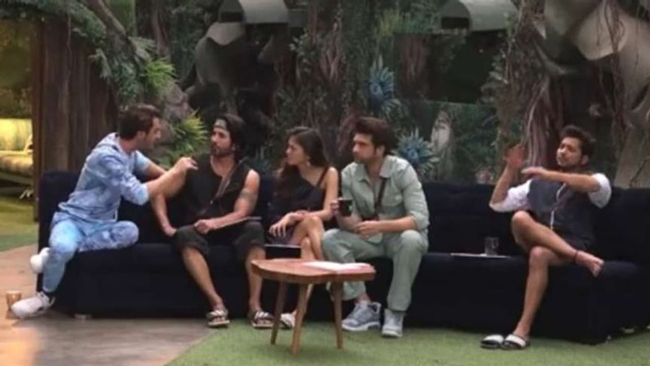 Bigg Boss 15: VIP क्लब के मेंबर्स के बीच 'जेल की सजा' टास्क ने डाला दरार, निशांत ने पकड़ी अलग राह Bigg Boss 15: VIP क्लब के मेंबर्स के बीच 'जेल की सजा' टास्क ने डाला दरार, निशांत ने पकड़ी अलग राह