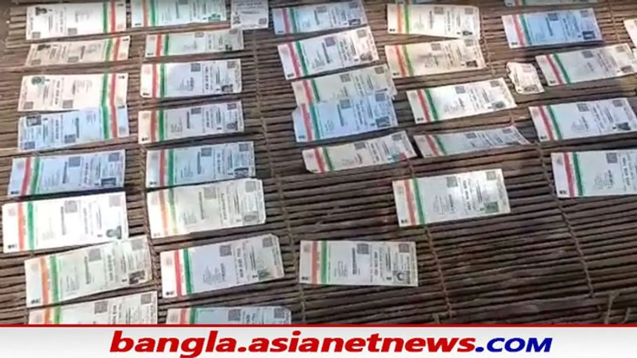 Aadhar card পুরভোটের আগে ফের হাওড়ায় খোলা মাঠ থেকে উদ্ধার বস্তাভর্তি আধার কার্ড, বাড়ছে চাপানউতর Aadhar card পুরভোটের আগে ফের হাওড়ায় খোলা মাঠ থেকে উদ্ধার বস্তাভর্তি আধার কার্ড, বাড়ছে চাপানউতর