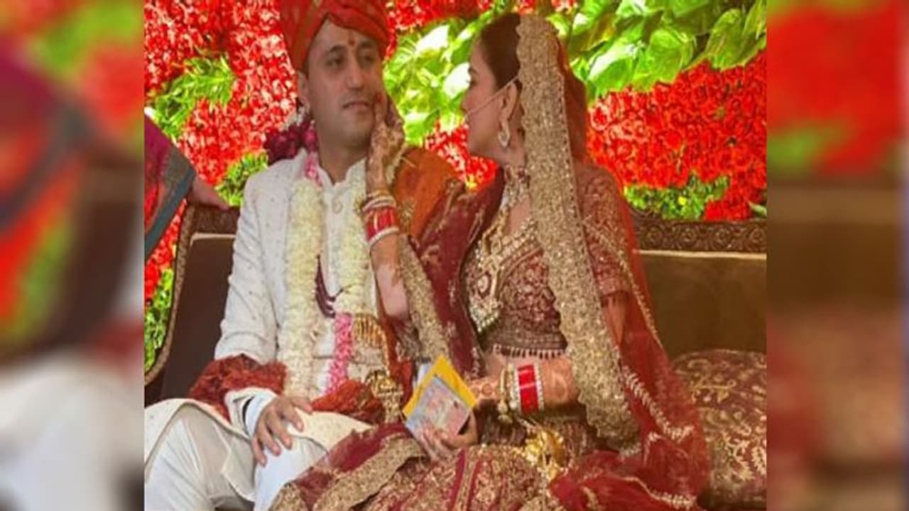 दुल्हन बनी Shraddha Arya की ये शरारत देख दूल्हा भी मुस्कुरा उठा, शादी का फोटो हुआ वायरल दुल्हन बनी Shraddha Arya की ये शरारत देख दूल्हा भी मुस्कुरा उठा, शादी का फोटो हुआ वायरल