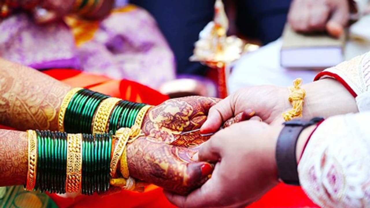 Viral News: যৌতুকের ৭৫ লক্ষ টাকা দিয়ে মেয়েদের হোস্টেল, নববধূর প্রশংসায় পঞ্চমুখ নেটদুনিয়া Viral News: যৌতুকের ৭৫ লক্ষ টাকা দিয়ে মেয়েদের হোস্টেল, নববধূর প্রশংসায় পঞ্চমুখ নেটদুনিয়া