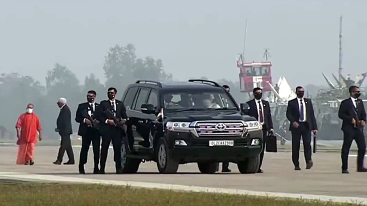 अखिलेश ने CM आदित्यनाथ पर कसा तंज, कहा बड़े बेआबरू होकर इन सड़कों से हम गुजरे अखिलेश ने CM आदित्यनाथ पर कसा तंज, कहा बड़े बेआबरू होकर इन सड़कों से हम गुजरे