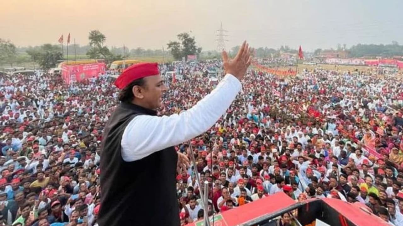 पूर्वांचल एक्सप्रेसवे बना चुनावी अखाड़ा: Modi के बाद उसी एयर स्ट्रिप से Akhilesh की हुंकार, जानिए सियासी मायने पूर्वांचल एक्सप्रेसवे बना चुनावी अखाड़ा: Modi के बाद उसी एयर स्ट्रिप से Akhilesh की हुंकार, जानिए सियासी मायने