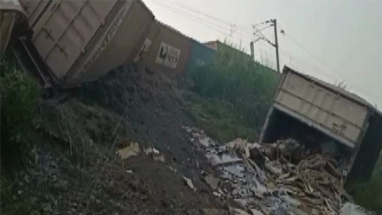 UP के चंदौली में मालगाड़ी के 8 डिब्बे पटरी से उतरे, दूसरी ट्रनों का रूट डायवर्ट करना पड़ा..रेलवे में हड़कंप UP के चंदौली में मालगाड़ी के 8 डिब्बे पटरी से उतरे, दूसरी ट्रनों का रूट डायवर्ट करना पड़ा..रेलवे में हड़कंप