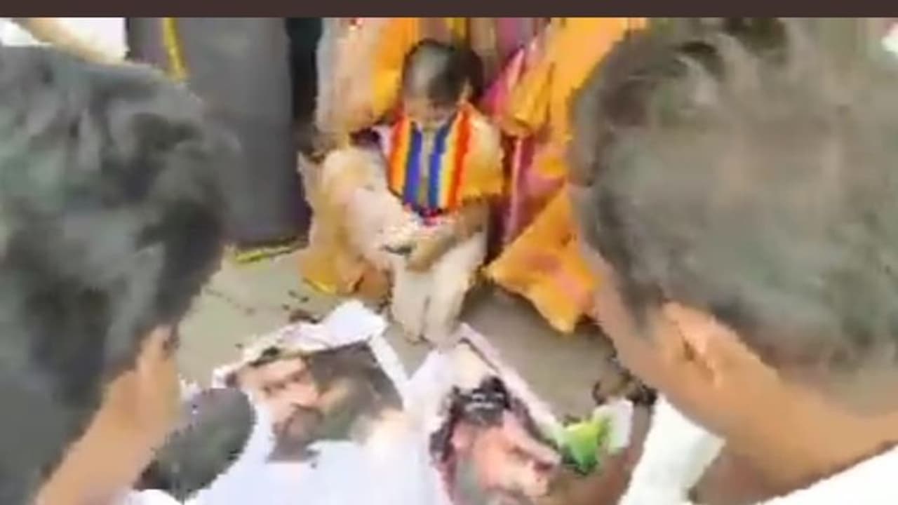 சூர்யா பேனருக்கு செருப்படி.. முற்றும் பாமக சூர்யா மோதல்.. தலையிடுமா தமிழக அரசு.?? சூர்யா பேனருக்கு செருப்படி.. முற்றும் பாமக சூர்யா மோதல்.. தலையிடுமா தமிழக அரசு.??