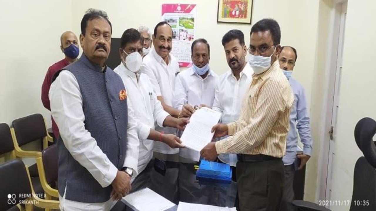 MLC Elections 2021: కేసీఆర్ కాళ్లు మొక్కిన మాజీ అధికారి వెంకట్రామిరెడ్డికి చిక్కులు MLC Elections 2021: కేసీఆర్ కాళ్లు మొక్కిన మాజీ అధికారి వెంకట్రామిరెడ్డికి చిక్కులు