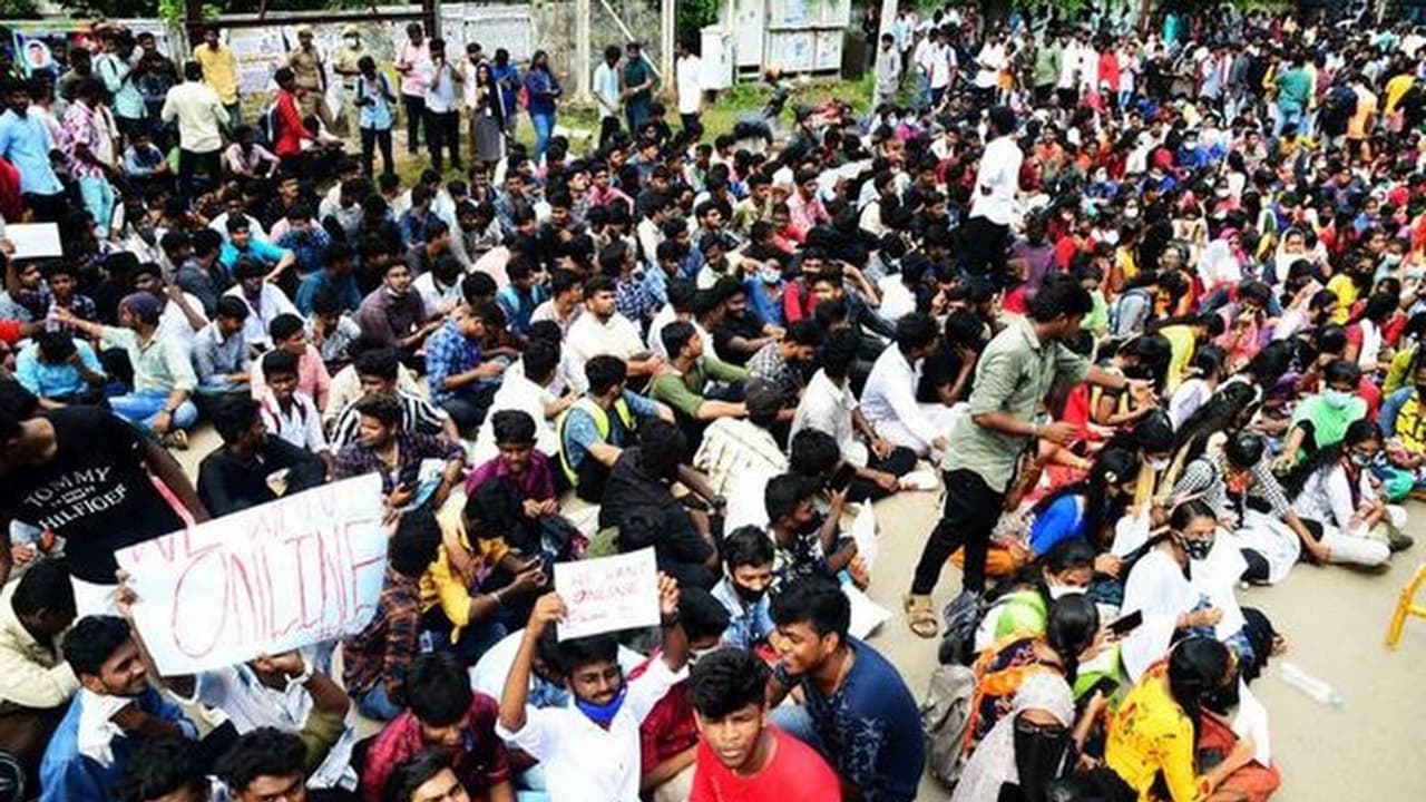 நேரடி தேர்வுக்கு எதிராக போராட்டம்… மேலும் 300 மாணவர்கள் மீது வழக்குபதிவு… காவல்துறை அதிரடி!!