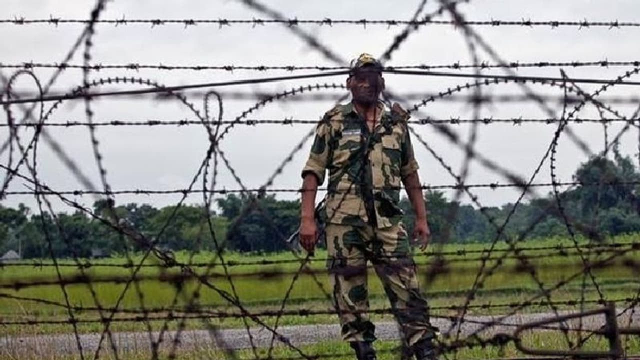 Murshidabad Border বাংলা সীমান্তে উন্মুক্ত কাঁটাতার,অবাধে চোরাচালান জঙ্গি অনুপ্রবেশ Murshidabad Border বাংলা সীমান্তে উন্মুক্ত কাঁটাতার,অবাধে চোরাচালান জঙ্গি অনুপ্রবেশ