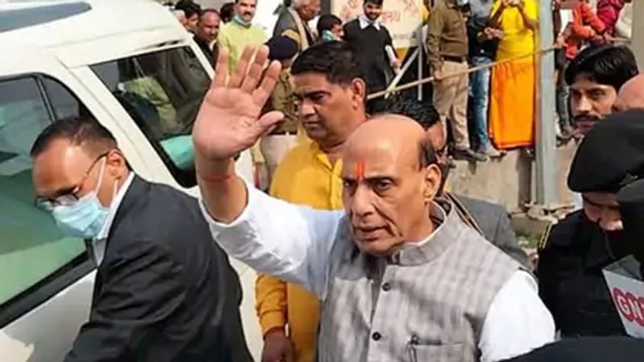 दतिया के पीतांबरा दर पर Rajnath Singh ने टेका माथा, किया विशेष अनुष्ठान..मंत्री विधायक को बाहर ही रोका