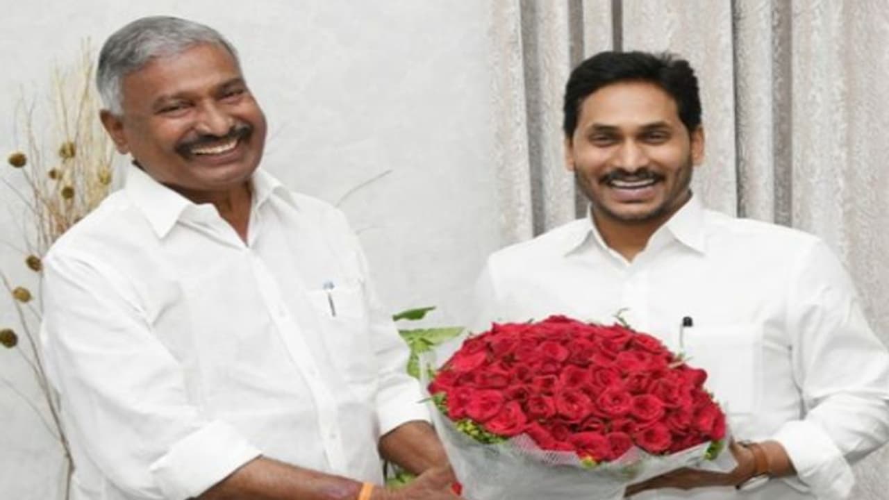 YSRCP Victory in Kuppam: కుప్పం విక్టరీ.. ఆనందంలో సీఎం జగన్.. మంత్రి పెద్దిరెడ్డికి అభినందనలు.. YSRCP Victory in Kuppam: కుప్పం విక్టరీ.. ఆనందంలో సీఎం జగన్.. మంత్రి పెద్దిరెడ్డికి అభినందనలు..