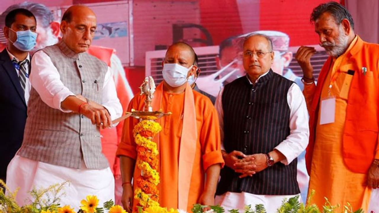 Jhansi में राष्ट्र रक्षा समर्पण पर्व का शुभारंभ, राजनाथ बोले महिलाओं के लिए खोल रहे सेना के सभी बंद दरवाजे Jhansi में राष्ट्र रक्षा समर्पण पर्व का शुभारंभ, राजनाथ बोले महिलाओं के लिए खोल रहे सेना के सभी बंद दरवाजे