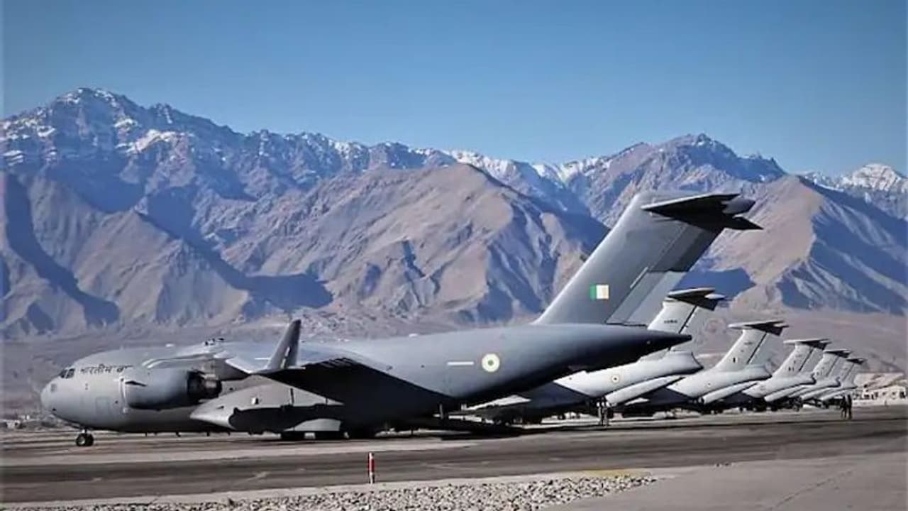 चीन से लगी सीमा पर सर्दी की तैयारी, जवानों तक राशन पहुंचाने के लिए चला Operation Hercules चीन से लगी सीमा पर सर्दी की तैयारी, जवानों तक राशन पहुंचाने के लिए चला Operation Hercules