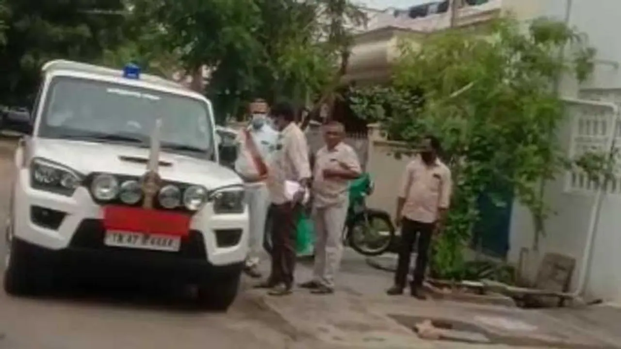 மதுபோதையில் தாறுமாறாக பைக் ஓட்டிச்சென்ற இளைஞர்.. வீடு வரை விரட்டி சென்று மடக்கிப் பிடித்த ஆட்சியர்..! மதுபோதையில் தாறுமாறாக பைக் ஓட்டிச்சென்ற இளைஞர்.. வீடு வரை விரட்டி சென்று மடக்கிப் பிடித்த ஆட்சியர்..!