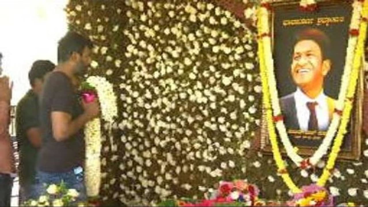 VISHAL |புனித் அனைவருக்கும் ஆசான் ; மறைந்த புனித் நினைவிடத்தில் அஞ்சலி செலுத்திய விஷால்!! வீடியோ உள்ளே VISHAL |புனித் அனைவருக்கும் ஆசான் ; மறைந்த புனித் நினைவிடத்தில் அஞ்சலி செலுத்திய விஷால்!! வீடியோ உள்ளே