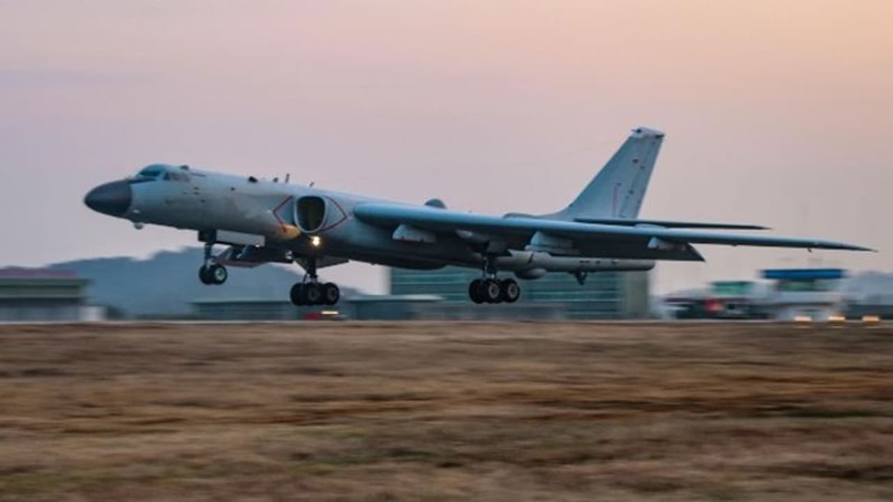 चीन की डराने की चाल: भारत से लगी सीमा पर तैनात किए बॉम्बर प्लेन, दिल्ली तक है मिसाइलों की रेंज चीन की डराने की चाल: भारत से लगी सीमा पर तैनात किए बॉम्बर प्लेन, दिल्ली तक है मिसाइलों की रेंज