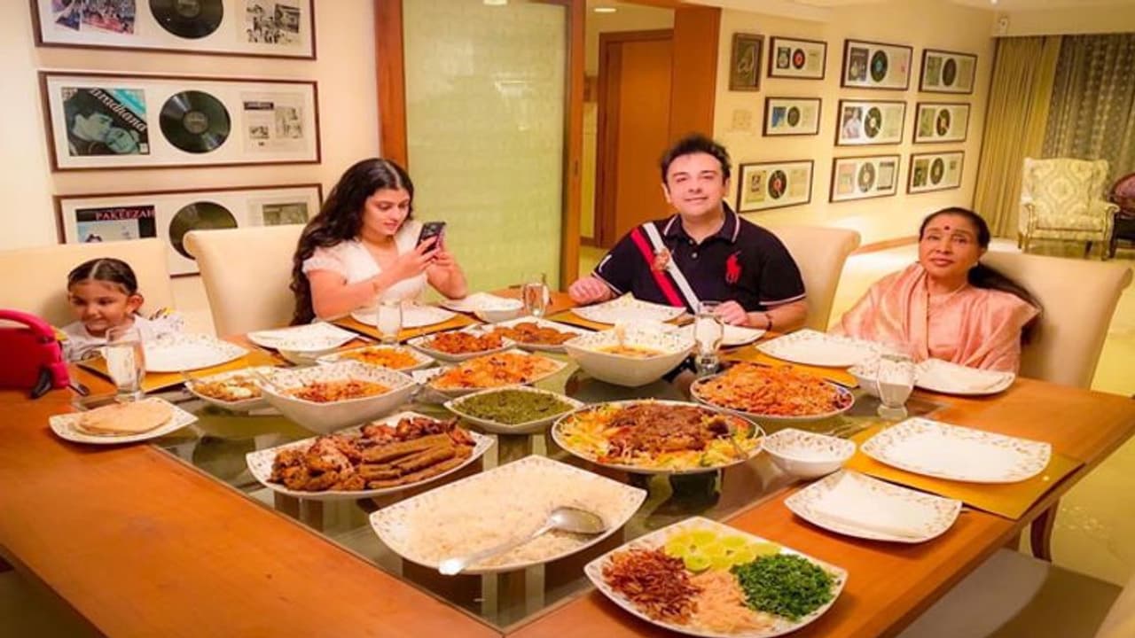 आशा भोसले अपने पोती जनाई के साथ पहुंची Adnan Sami के घर, सिंगर ने शानदार तरीके से किया स्वागत, आशा भोसले अपने पोती जनाई के साथ पहुंची Adnan Sami के घर, सिंगर ने शानदार तरीके से किया स्वागत,