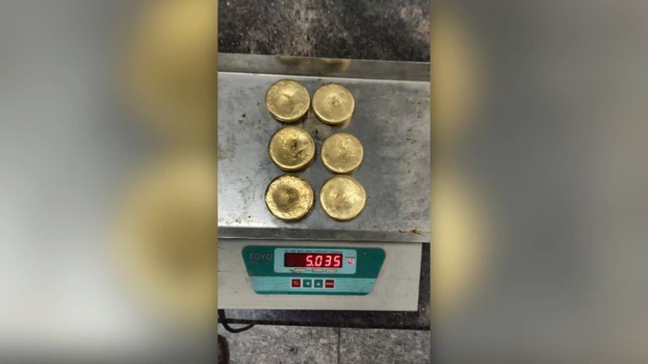 Gold Smuggling : കരിപ്പൂരിൽ സ്വർണം പിടികൂടി; രണ്ടുപേർ അറസ്റ്റിൽ Gold Smuggling : കരിപ്പൂരിൽ സ്വർണം പിടികൂടി; രണ്ടുപേർ അറസ്റ്റിൽ