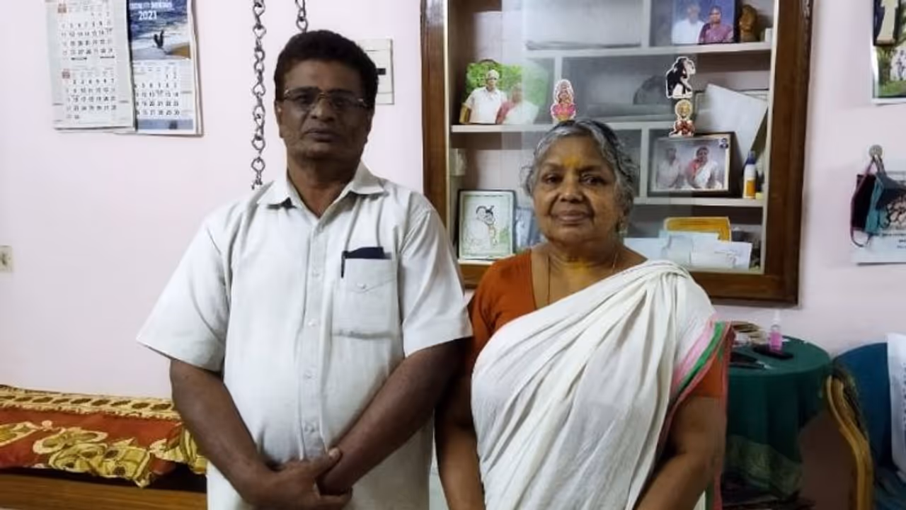 ഒന്നര വർഷം അലഞ്ഞ് 43 വർഷം മുമ്പ് പഠിപ്പിച്ച അധ്യാപികയെ കണ്ടുപിടിച്ച് ഷരീഫ് ഒന്നര വർഷം അലഞ്ഞ് 43 വർഷം മുമ്പ് പഠിപ്പിച്ച അധ്യാപികയെ കണ്ടുപിടിച്ച് ഷരീഫ്