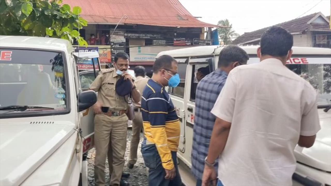 SBI | മൂന്നരക്കോടി രൂപ തിരിമറി നടത്തി: ഇരിങ്ങാലക്കുട എസ്ബിഐയിലെ ചീഫ് അസോസിയേറ്റ് ഓഫീസർ അറസ്റ്റിൽ SBI | മൂന്നരക്കോടി രൂപ തിരിമറി നടത്തി: ഇരിങ്ങാലക്കുട എസ്ബിഐയിലെ ചീഫ് അസോസിയേറ്റ് ഓഫീസർ അറസ്റ്റിൽ