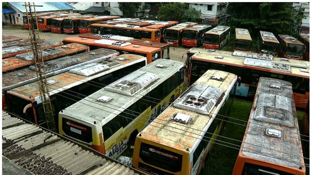 KURTC: കെയുആ‍ർടിസി ഡിപ്പോയിലെ ലോഫ്ലോർ ബസുകൾ നന്നാക്കണമെന്ന് ആവശ്യപ്പെട്ട് കോൺ​ഗ്രസ് സമരത്തിലേക്ക്