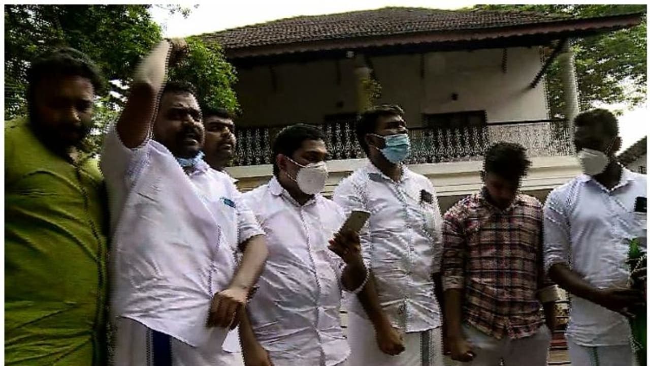 kannur university| കണ്ണൂര് സര്വകലാശാല അധ്യാപക നിയമനം; വിസിയുടെ വീടിന് മുന്നില് യൂത്ത് കോണ്ഗ്രസ് പ്രതിഷേധം kannur university| കണ്ണൂര് സര്വകലാശാല അധ്യാപക നിയമനം; വിസിയുടെ വീടിന് മുന്നില് യൂത്ത് കോണ്ഗ്രസ് പ്രതിഷേധം