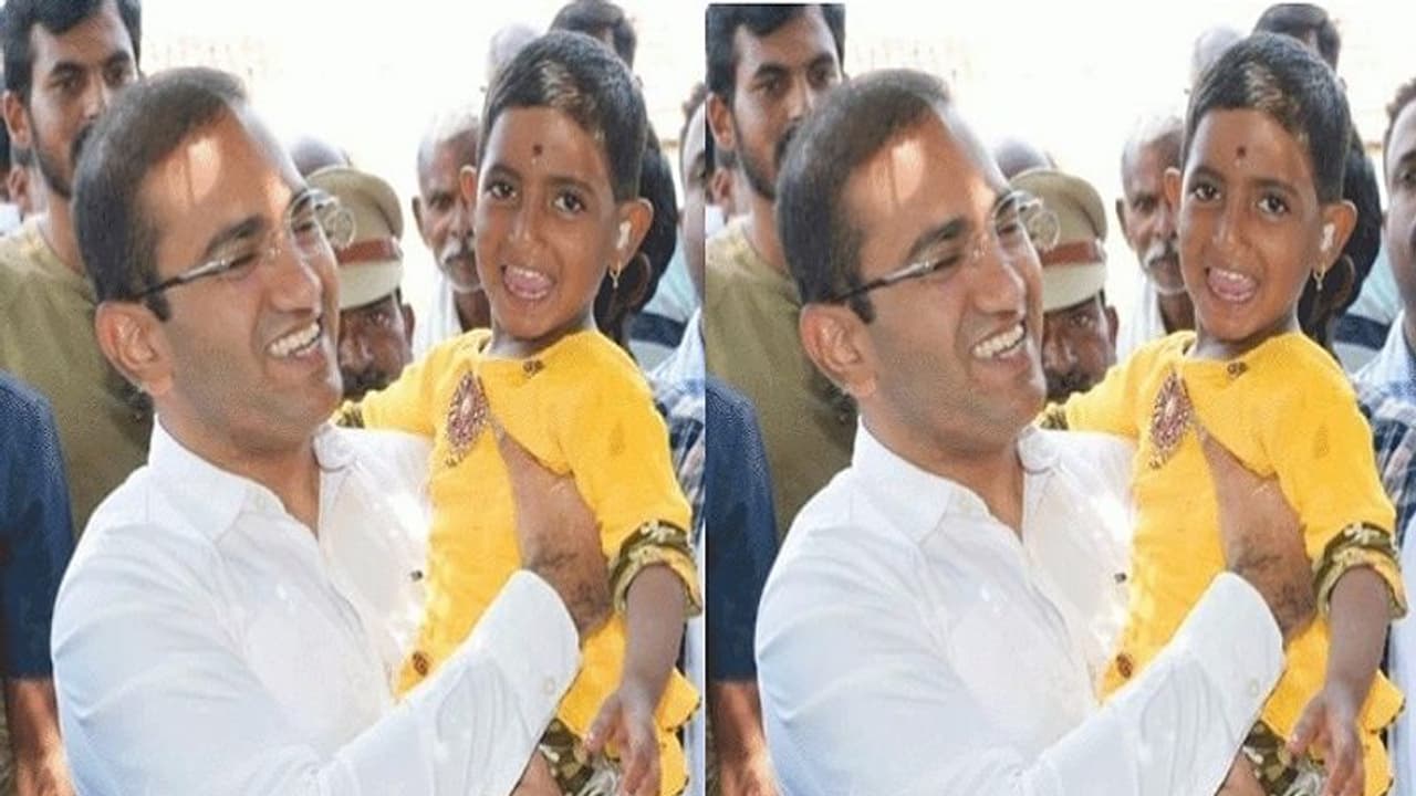 కేటీఆర్ పెద్ద మనసు.. తల్లిదండ్రుల మరణంలో అనాథగా మారిన ఐదేళ్ల చిన్నారికి కలెక్టర్ అండ.... కేటీఆర్ పెద్ద మనసు.. తల్లిదండ్రుల మరణంలో అనాథగా మారిన ఐదేళ్ల చిన్నారికి కలెక్టర్ అండ....