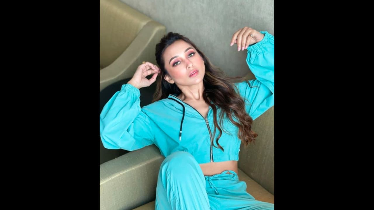 Mimi Chakraborty : রাজস্থানী থালিতে কী এমন দেখে আঁতকে উঠলেন মিমি, 'Travel Vlog' নিয়ে শোরগোল নেটপাড়ায় Mimi Chakraborty : রাজস্থানী থালিতে কী এমন দেখে আঁতকে উঠলেন মিমি, 'Travel Vlog' নিয়ে শোরগোল নেটপাড়ায়