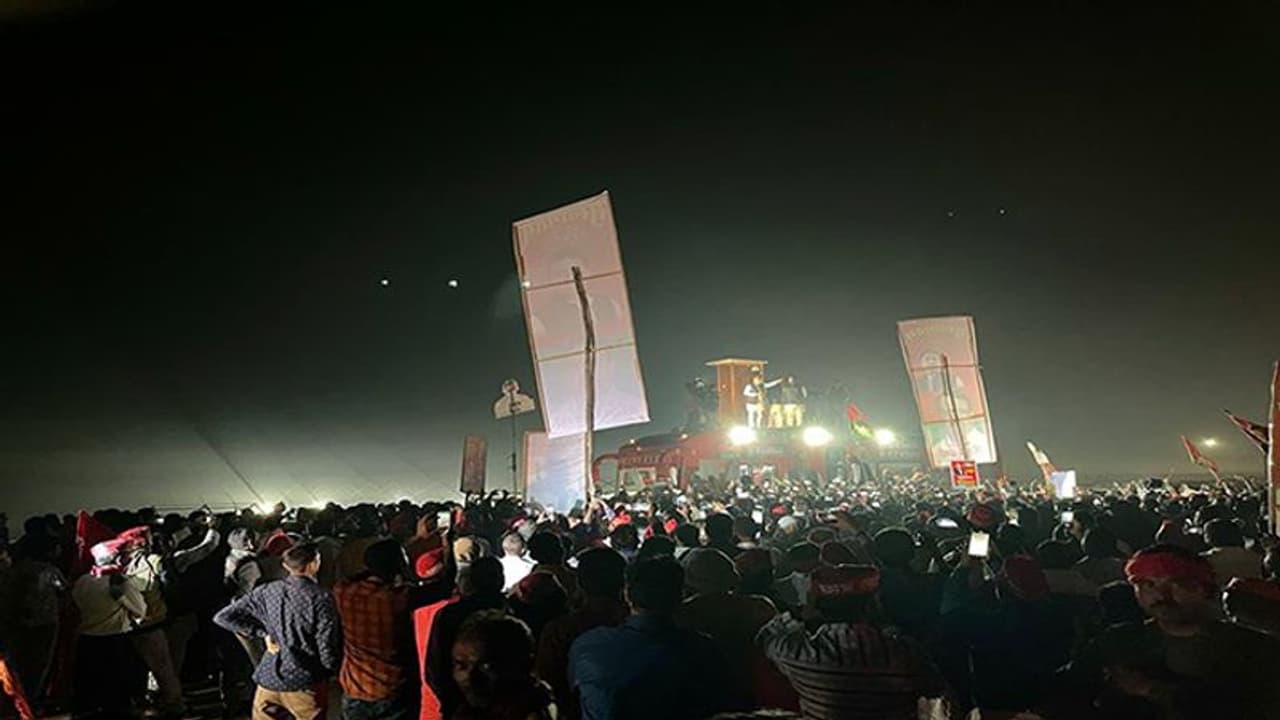 UP ELECTION 2022 : पूर्वांचल एक्सप्रेस वे पर 16 घंटे सफर कर तड़के लखनऊ पहुंची अखिलेश की विजय रथ यात्रा