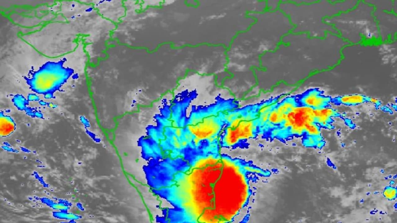 நாளை சென்னைக்கு அருகே கரையைக் கடக்கும் காற்றழுத்த தாழ்வு மண்டலம்... புயலாக மாறாது!! | Tamilnadu Rain நாளை சென்னைக்கு அருகே கரையைக் கடக்கும் காற்றழுத்த தாழ்வு மண்டலம்... புயலாக மாறாது!! | Tamilnadu Rain