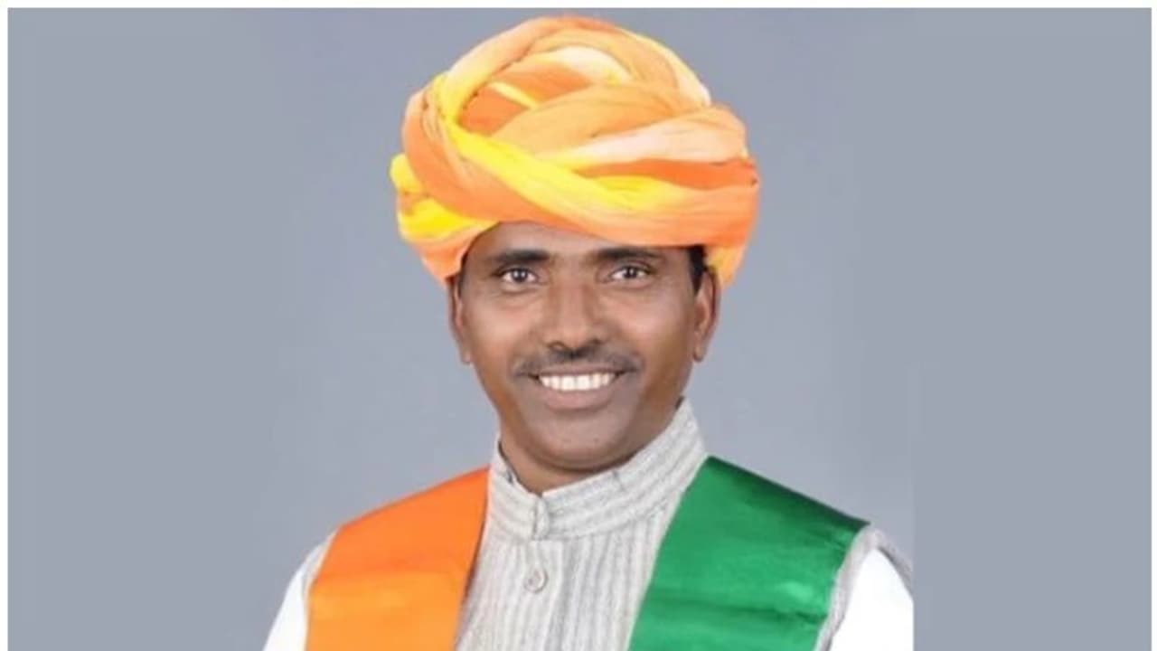 BJP MLA| ജോലി വാഗ്ദാനം ചെയ്ത് പീഡനം; 10 മാസത്തിനിടെ ബിജെപി എംഎല്എക്കെതിരെ രണ്ടാമത്തെ പീഡന പരാതി BJP MLA| ജോലി വാഗ്ദാനം ചെയ്ത് പീഡനം; 10 മാസത്തിനിടെ ബിജെപി എംഎല്എക്കെതിരെ രണ്ടാമത്തെ പീഡന പരാതി