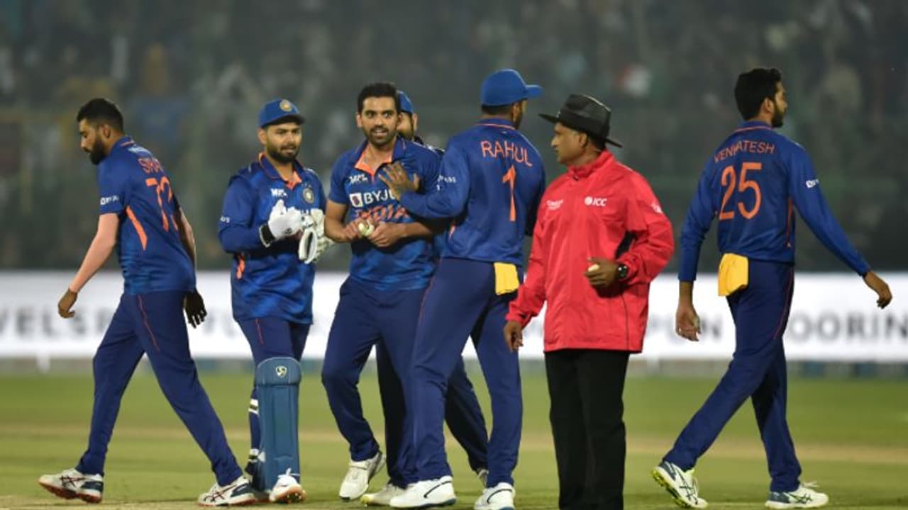 চোটের জন্য শ্রীলঙ্কা সিরিজ থেকে বাদ পড়লেন দীপক চাহার, প্রশ্ন আইপিএল নিয়েও চোটের জন্য শ্রীলঙ্কা সিরিজ থেকে বাদ পড়লেন দীপক চাহার, প্রশ্ন আইপিএল নিয়েও