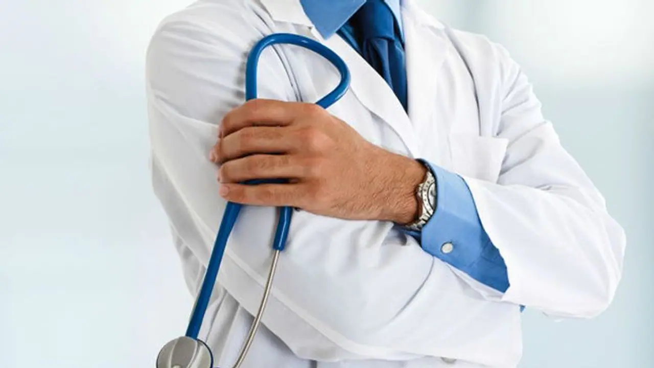 Viral: 'সেক্স করলে সারবে ক্যান্সার', রোগীর সঙ্গে অর্ধনগ্ন অবস্থায় ধরা পড়লেন প্রৌঢ় ডাক্তার Viral: 'সেক্স করলে সারবে ক্যান্সার', রোগীর সঙ্গে অর্ধনগ্ন অবস্থায় ধরা পড়লেন প্রৌঢ় ডাক্তার