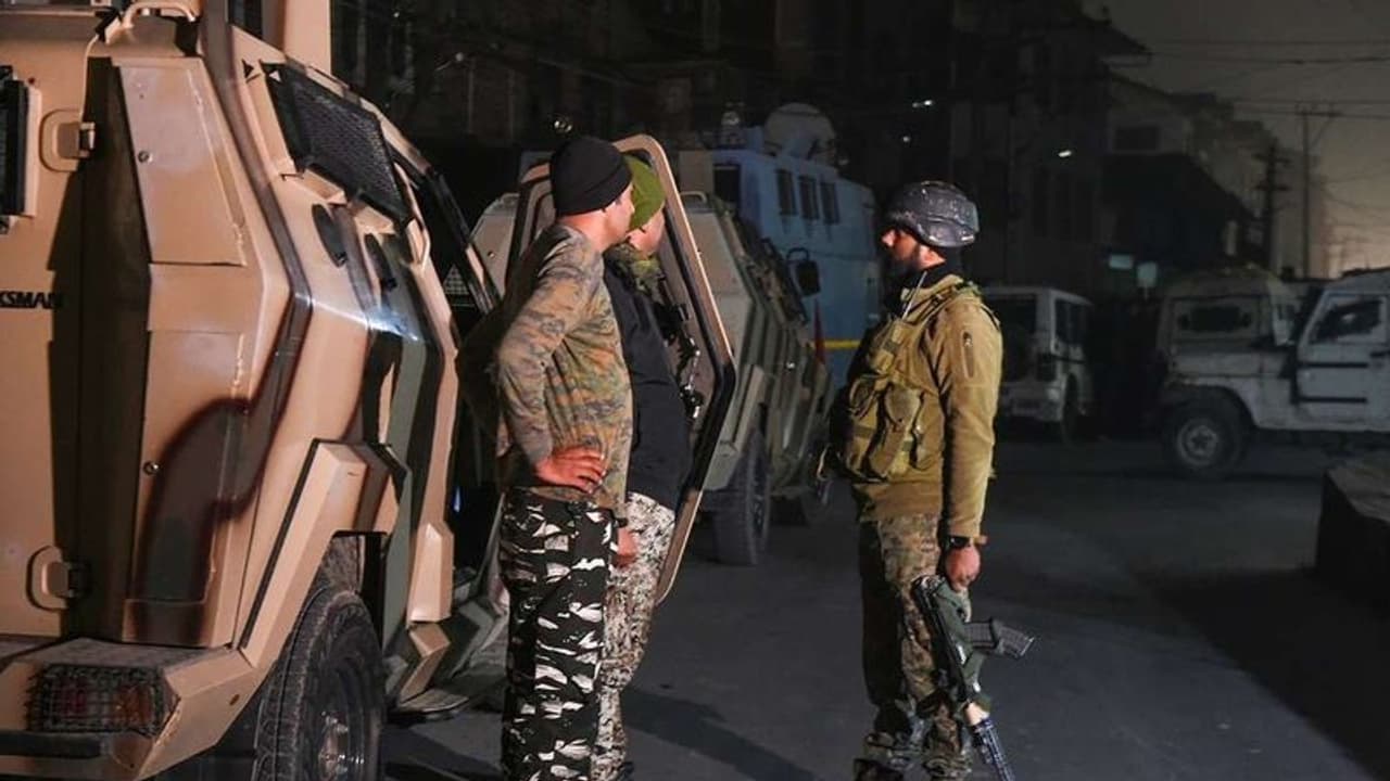 Jammu Kashmir : भीड़भाड़ वाली सड़क पर सरेआम एनकाउंटर, टीचर के हत्यारे TRF कमांडर समेत 3 आतंकी ढेर