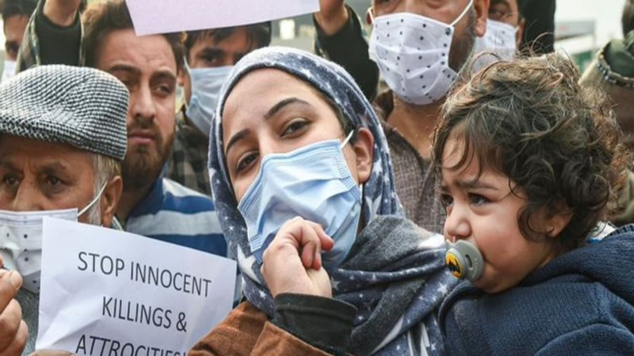 Hyderpora Encounter: दोनों व्यापारियों के शव सौंपे जाएंगे परिजन को, LG ने दिया था मजिस्ट्रियल जांच का आदेश Hyderpora Encounter: दोनों व्यापारियों के शव सौंपे जाएंगे परिजन को, LG ने दिया था मजिस्ट्रियल जांच का आदेश