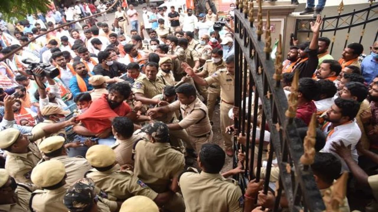 లిక్కర్ వద్దు ఉద్యోగాలే ముద్దు నినాదంతో... ఆబ్కారీ భవనం వద్ద బిజెవైఎం మెరుపు ధర్నా, ఉద్రిక్తత