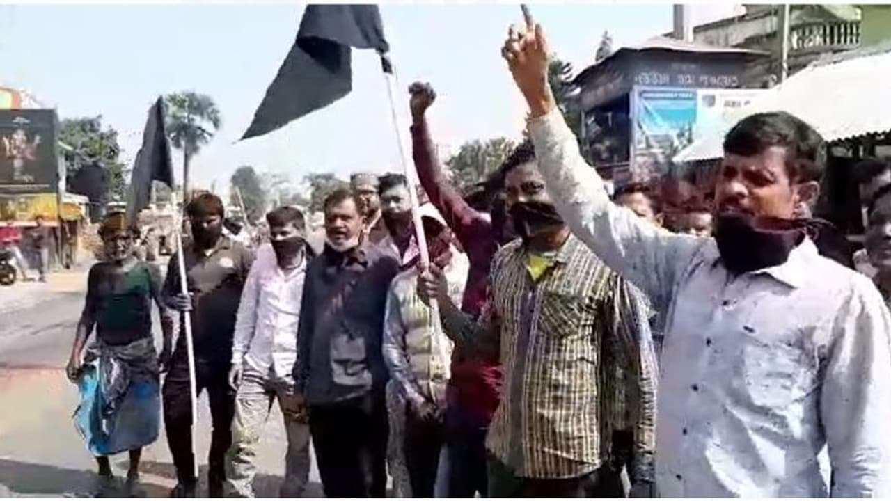 Deucha Pachami: দেউচা পাঁচামিতে বিজেপিকে কালো পতাকা, রাজুর গাড়ি ঘিরে বিক্ষোভ স্থানীয়দের