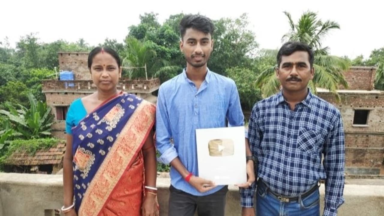 Murshidabad Youtuber শ্রুতি নাটক দিয়েই ইউটিউবের 'প্লে বাটন' জয় গ্রামের কিশোরের Murshidabad Youtuber শ্রুতি নাটক দিয়েই ইউটিউবের 'প্লে বাটন' জয় গ্রামের কিশোরের