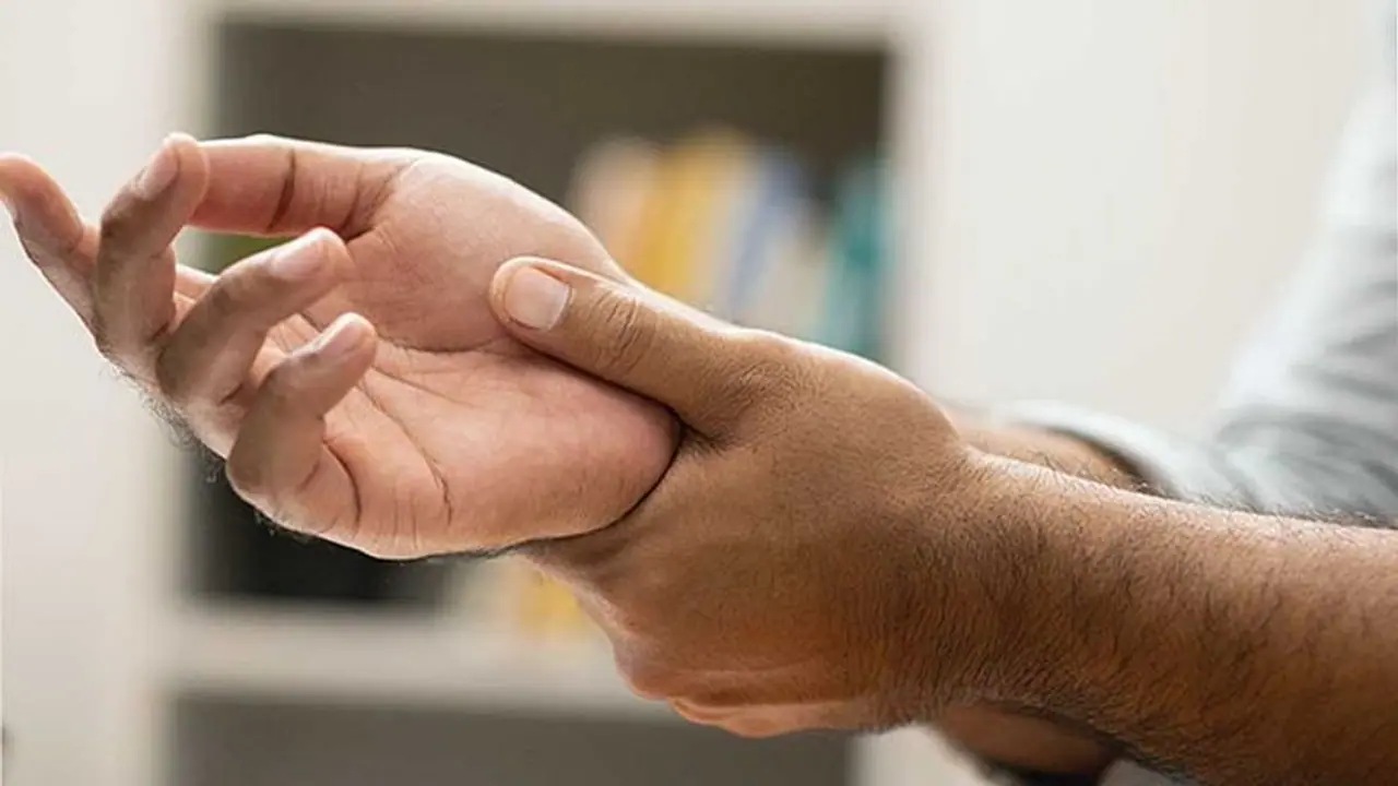 కూలీ డబ్బులు ఇవ్వమని అడిగినందుకు.. చేయి నరికేసి, దాచిపెట్టి.. ఓ యజమాని దారుణం... కూలీ డబ్బులు ఇవ్వమని అడిగినందుకు.. చేయి నరికేసి, దాచిపెట్టి.. ఓ యజమాని దారుణం...