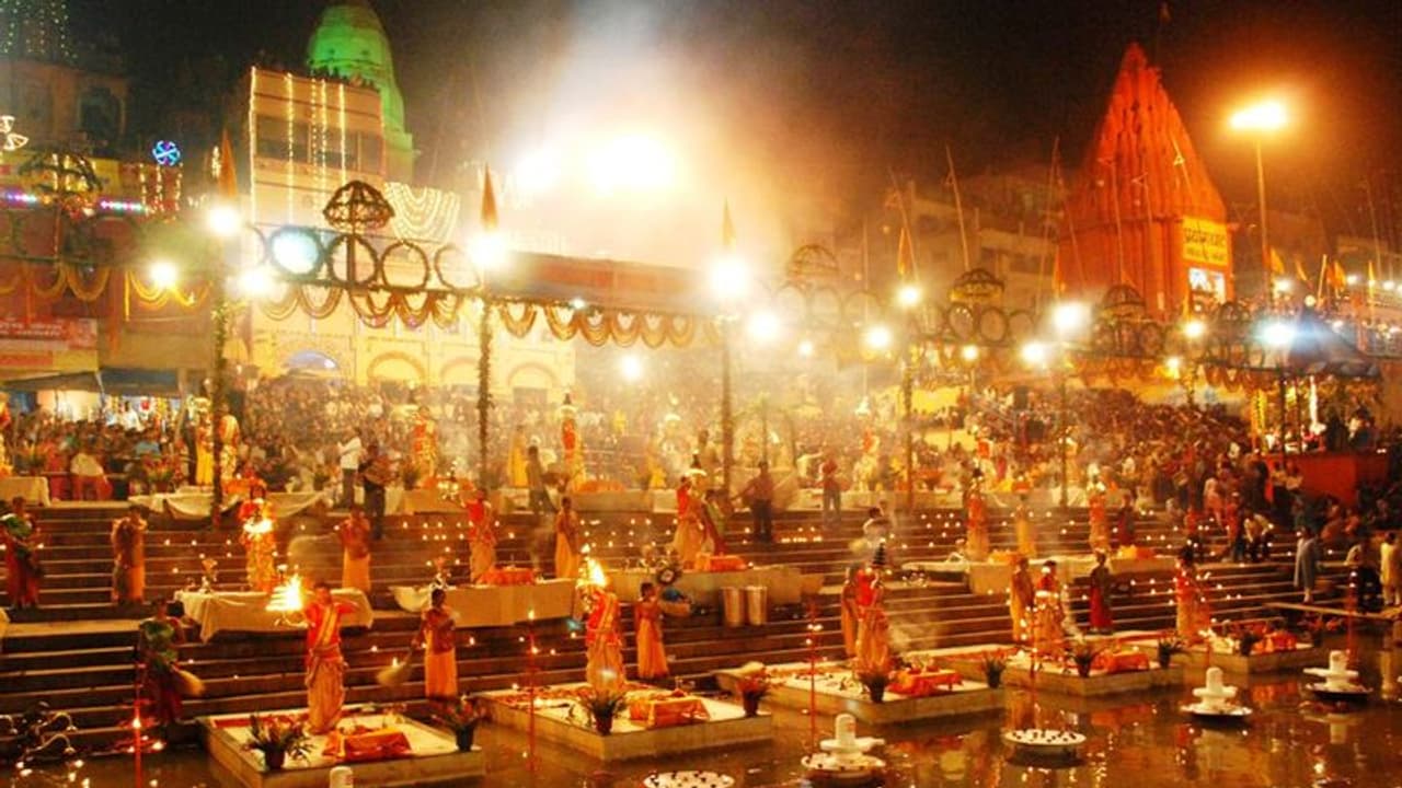 Dev Deepawali 2021: काशी में दिवाली के 15 दिन बाद क्यों मनाई जाती है देव दीपावली, जानिए क्या है इसका महत्व