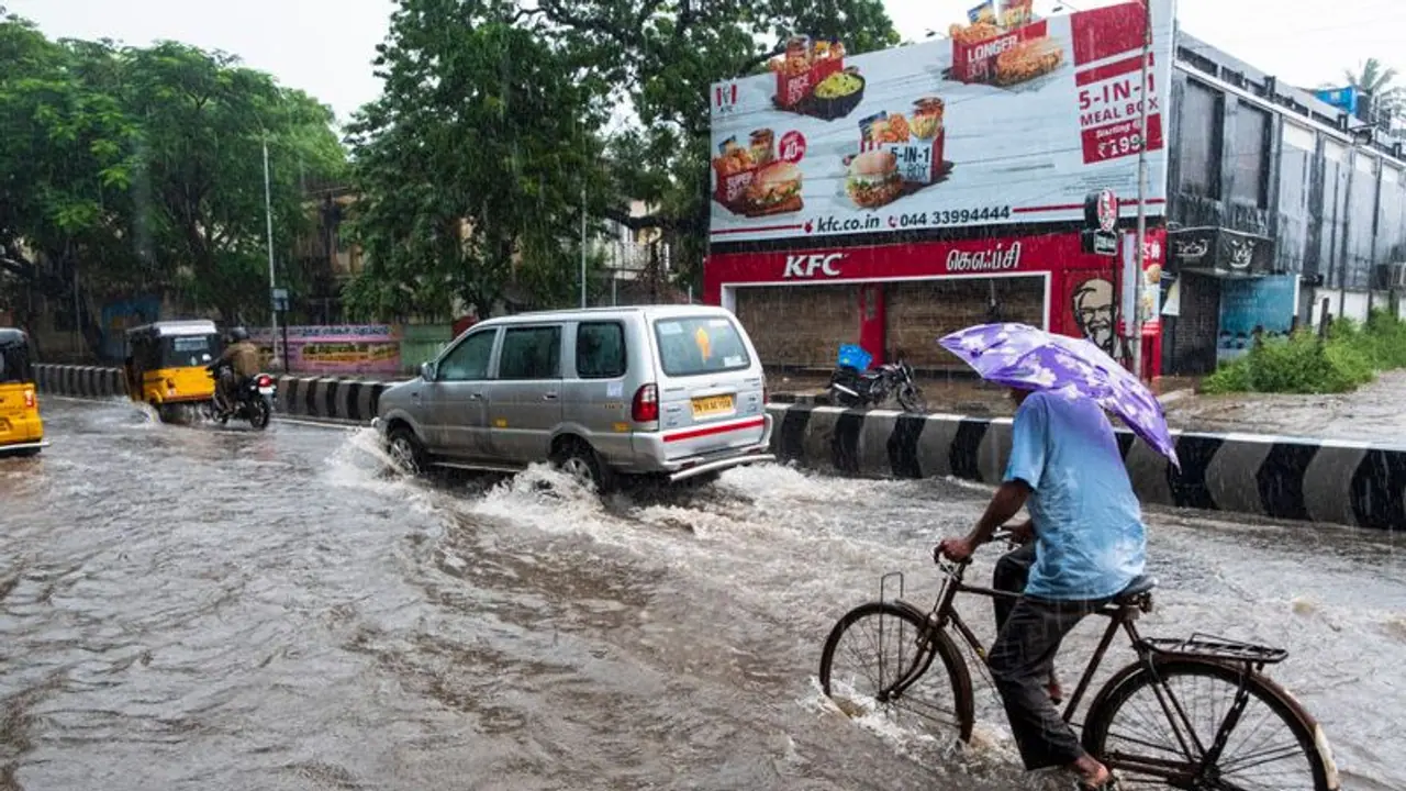 Chennai Rain: அப்படியோடு.. சென்னையில் வெளுத்து வாங்கிய கனமழை.. மகிழ்ச்சியில் பொதுமக்கள்..! Chennai Rain: அப்படியோடு.. சென்னையில் வெளுத்து வாங்கிய கனமழை.. மகிழ்ச்சியில் பொதுமக்கள்..!