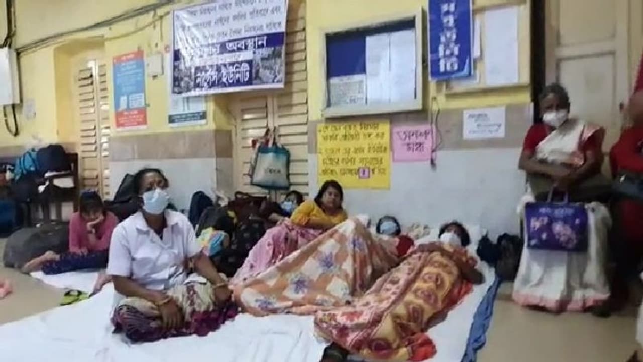 SSKM Nurses Protest বেতন বৈষম্যের প্রতিবাদ করায় বদলি, এসএসকেএম জুড়ে বিক্ষোভ নার্সদের SSKM Nurses Protest বেতন বৈষম্যের প্রতিবাদ করায় বদলি, এসএসকেএম জুড়ে বিক্ষোভ নার্সদের