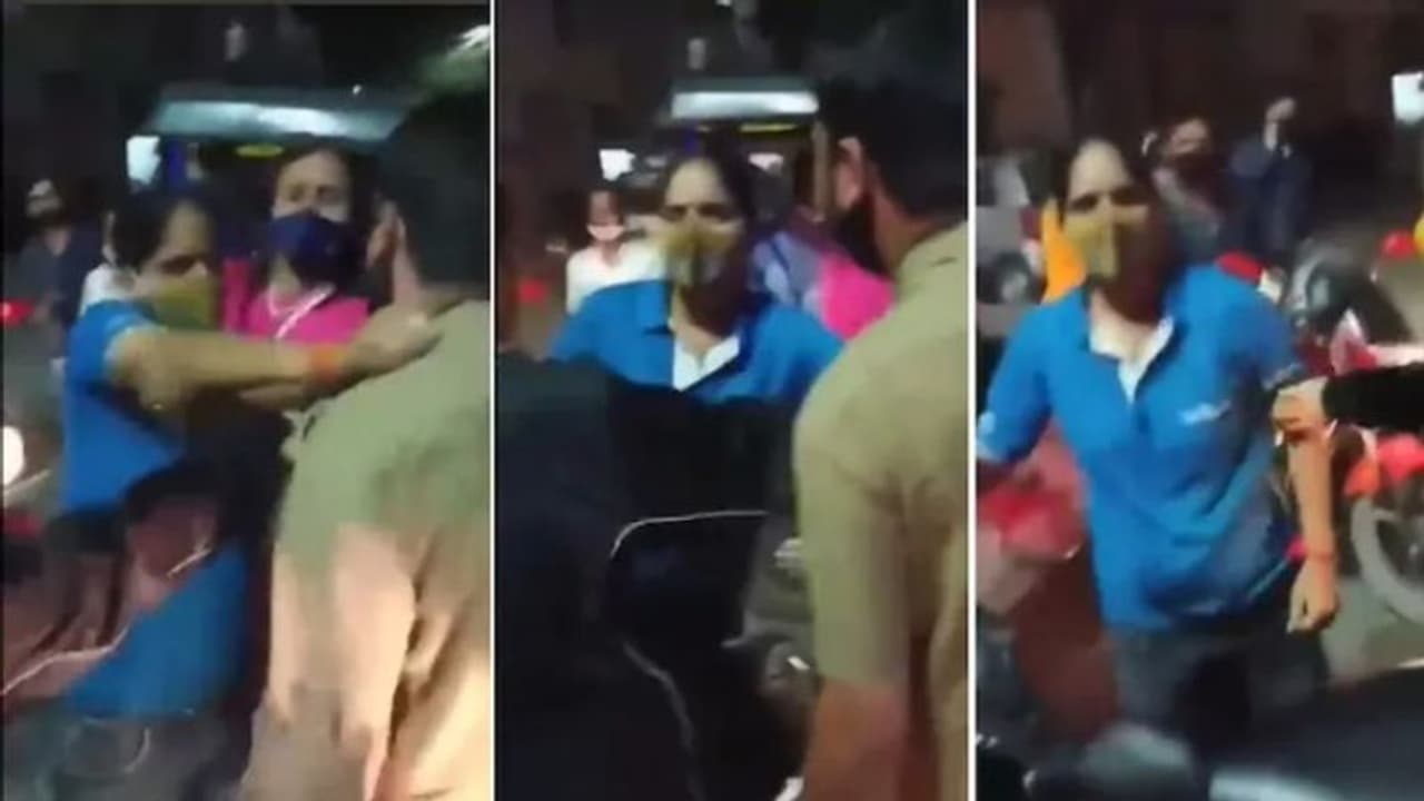 നടുറോഡിൽ കാർ ഡ്രൈവറെ മർദ്ദിക്കുന്ന സ്ത്രീ, വൈറൽ വീഡിയോയിൽ രണ്ട് തട്ടിലായി ഇന്റർനെറ്റ് നടുറോഡിൽ കാർ ഡ്രൈവറെ മർദ്ദിക്കുന്ന സ്ത്രീ, വൈറൽ വീഡിയോയിൽ രണ്ട് തട്ടിലായി ഇന്റർനെറ്റ്