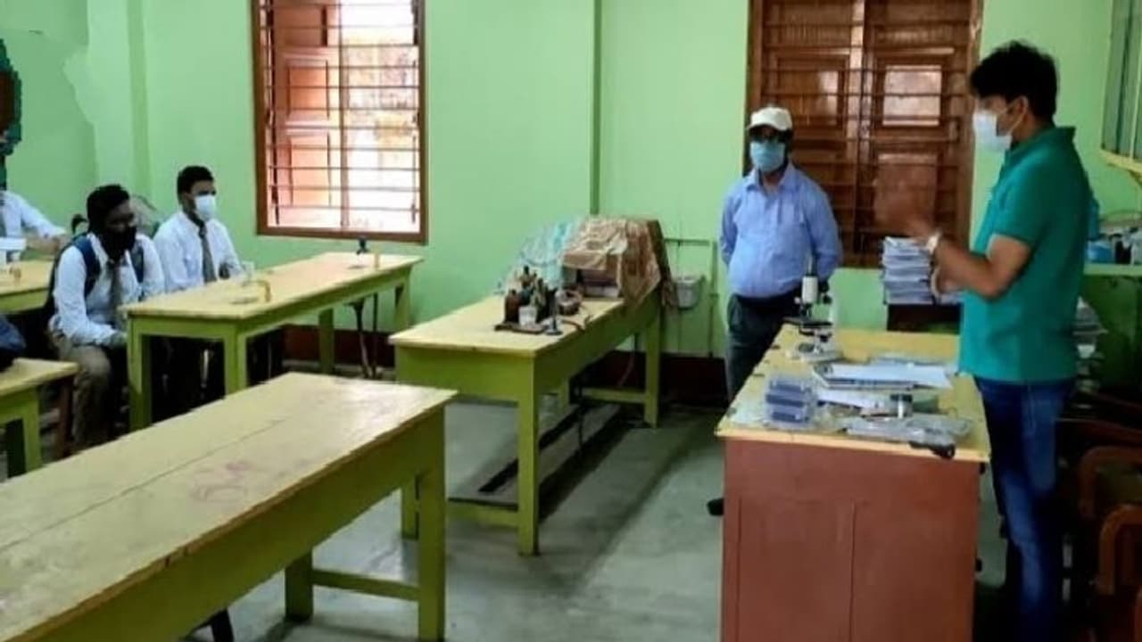 సంగారెడ్డిలో కరోనా కలకలం.. గురుకులంలో మరో 25 మంది విద్యార్థినులకి అస్వస్థత.. సంగారెడ్డిలో కరోనా కలకలం.. గురుకులంలో మరో 25 మంది విద్యార్థినులకి అస్వస్థత..