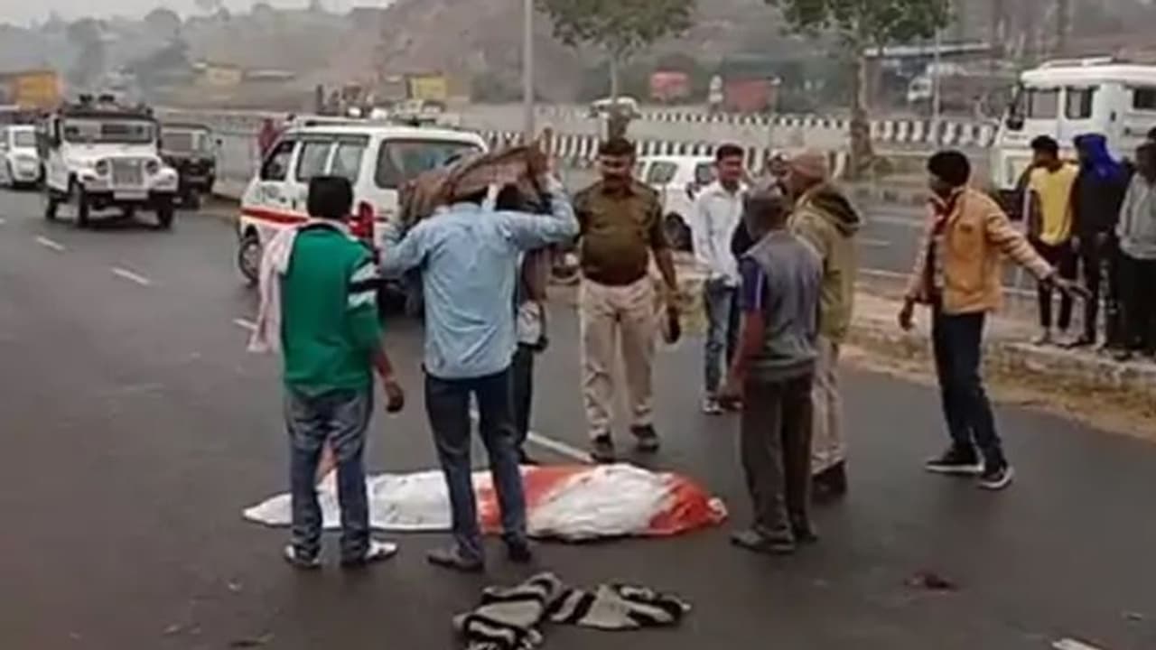 राजस्थान में बड़ा हादसा: देखते ही देखते हाइवे पर दो बार पलटी कार, 4 लोगों की मौके पर ही दर्दनाक मौत...