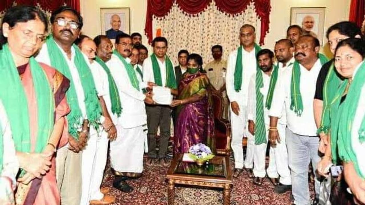 వరిపై కేసీఆర్ పోరు: గవర్నర్తో టీఆర్ఎస్ ప్రజా ప్రతినిధుల భేటీ వరిపై కేసీఆర్ పోరు: గవర్నర్తో టీఆర్ఎస్ ప్రజా ప్రతినిధుల భేటీ