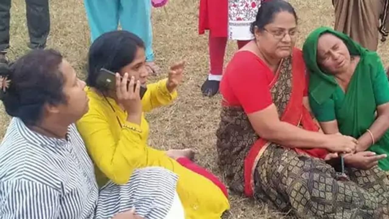 MP में दिल को झकझोर देने वाली घटना: एक साथ एक ही घर के 4 भाई बहन की मौत..आंगन में पड़े शव देख बिलख रहा परिवार MP में दिल को झकझोर देने वाली घटना: एक साथ एक ही घर के 4 भाई बहन की मौत..आंगन में पड़े शव देख बिलख रहा परिवार